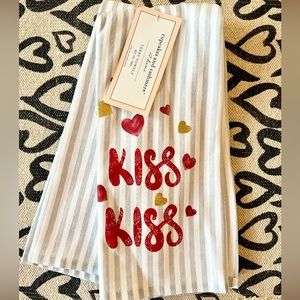 New! Cupcakes and Cashmere set of kitchen towels NWT